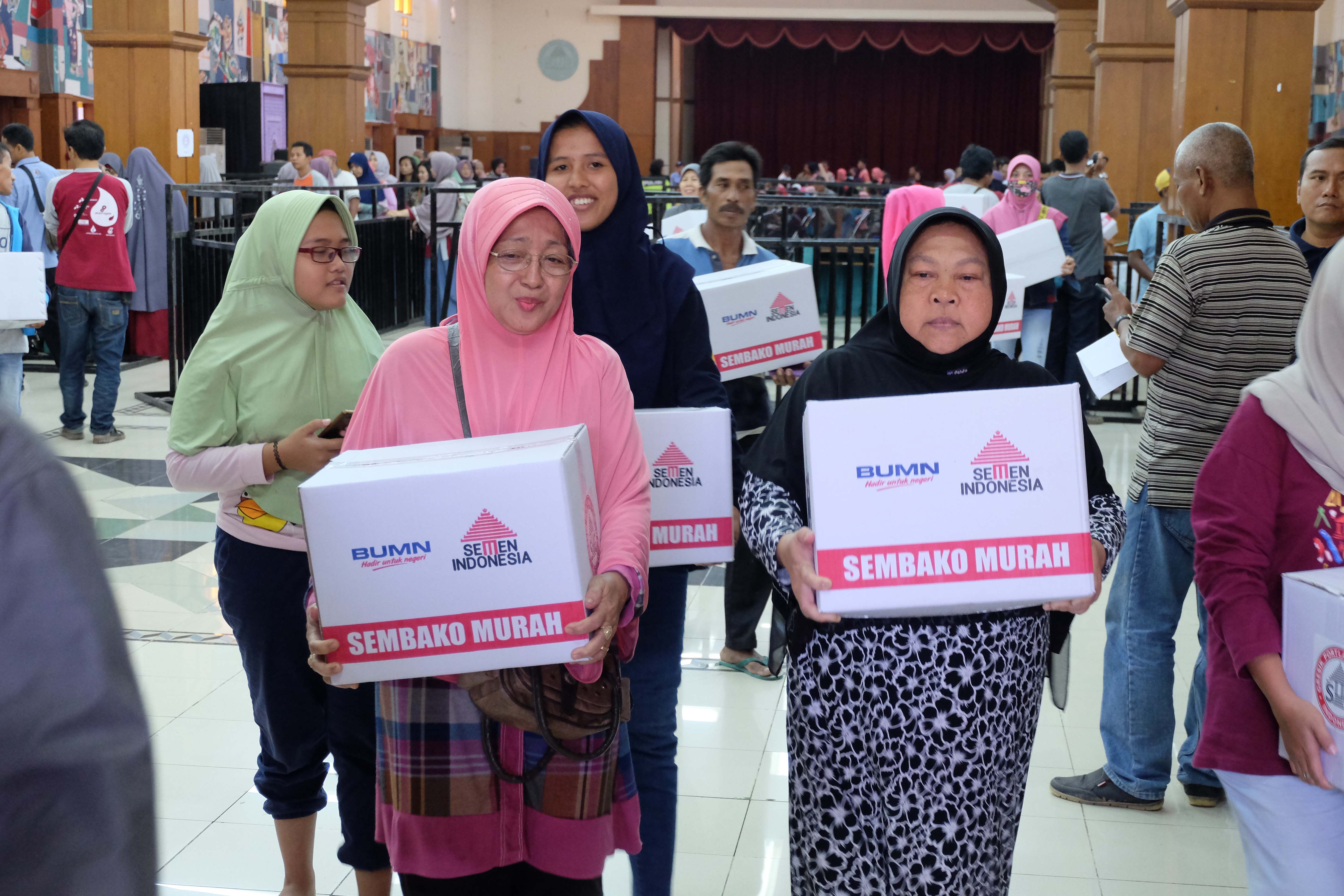 Pasar Murah: Semen Indonesia dan IIKSMI Jual 5.200 Paket Sembako