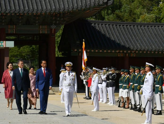 Jokowi Tanda Tangani Enam Poin Kemitraan Strategis di Istana Kepresidenan Vietnam