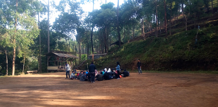 Menyesap Sejuknya Hutan Pinus sambil Menelusuri Goa Tokek di Ciwangun