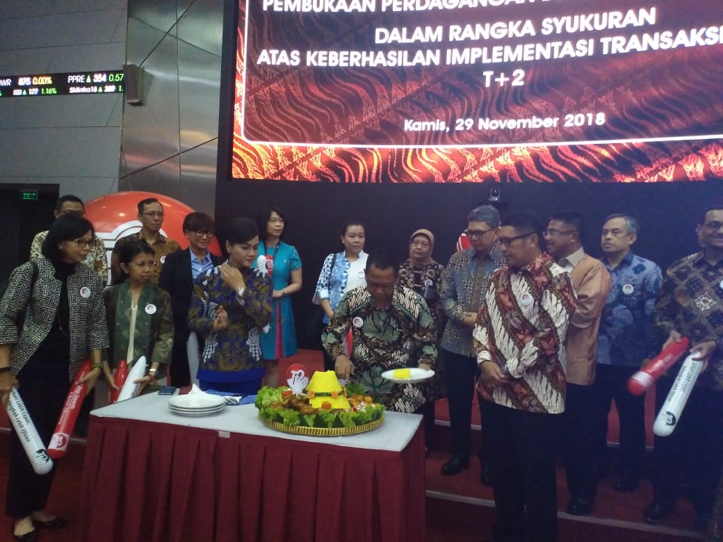 Penyelesaian Transaksi T+2 Sukses, BEI Gelar Syukuran Potong Tumpeng