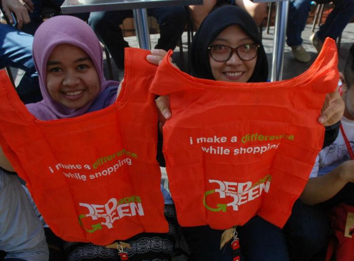 Kantong Plastik Belanjaan tidak Lagi Gratis Mulai Jumat Ini