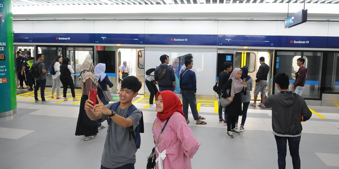 Bukan April Mop, Senin Ini MRT Jakarta Beroperasi Komersial dengan Tarif Diskon 50 Persen