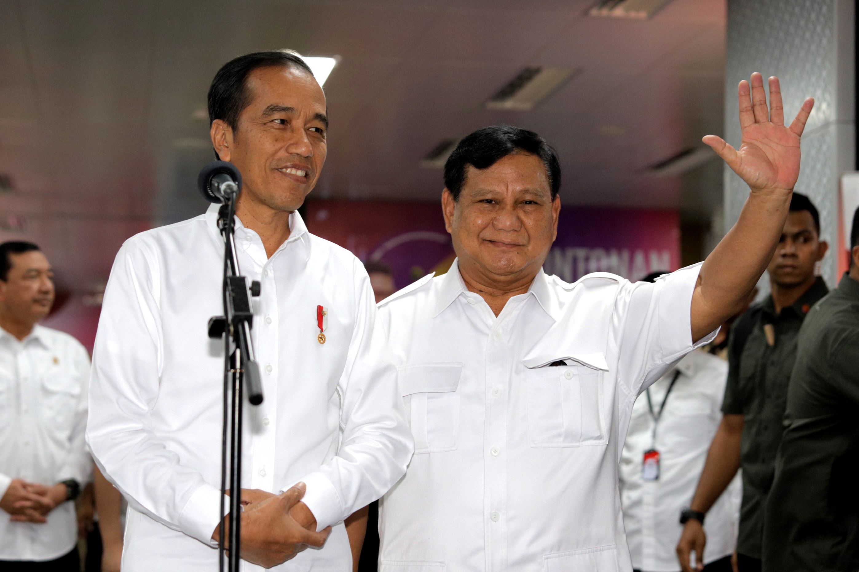 Pertemuan Dua Sahabat di Stasiun MRT Lebak Bulus
