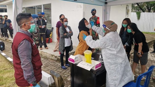 Sopir Truk Serbu Layanan Gratis Rapid Test Antigen di Banyuwangi