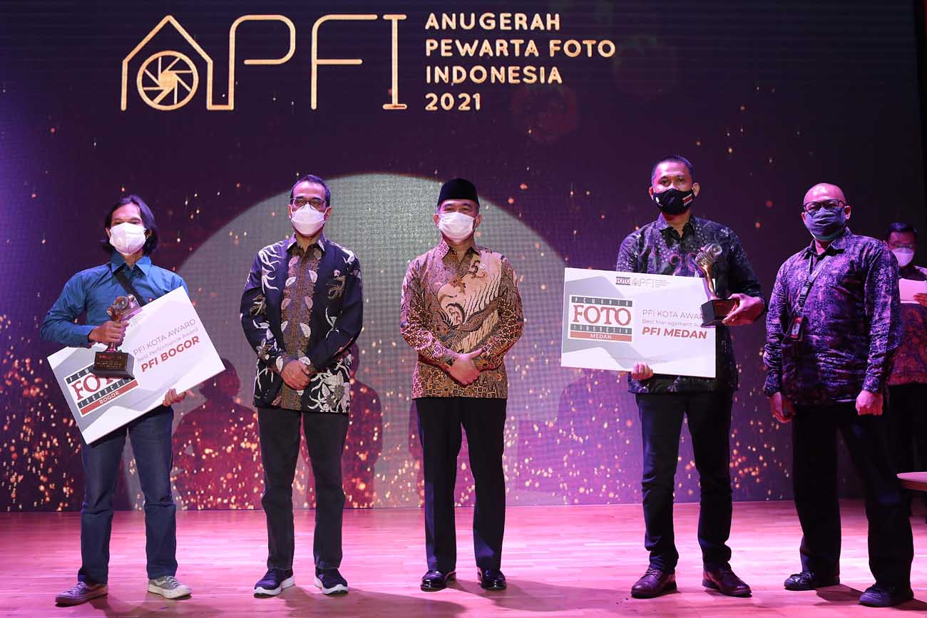 Menko PMK dan Menhub Serahkan Alex & Frans Mendur Trophy APFI 2021