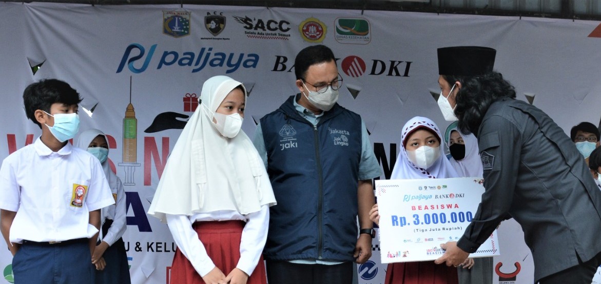 Gubernur DKI Serahkan Santunan dan Beasiswa bagi Anak Yatim Piatu Korban Covid-19
