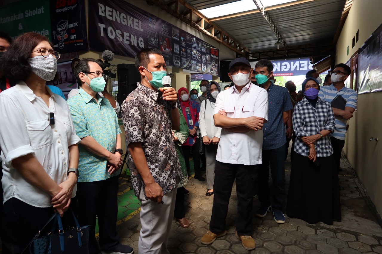 MenkopUKM Kunjungi UMKM Bengkel dan Pande Besi Binaan YDBA di Banyumas