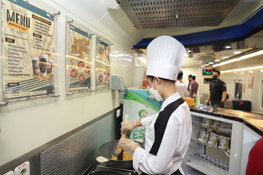 Hadirkan Suasana Berbeda, KAI Tambah Layanan Live Cooking