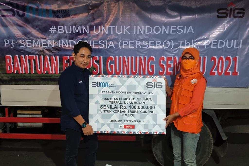 Semen Indonesia (SMGR) Gerak Cepat Salurkan Bantuan untuk Korban Erupsi Gunung Semeru