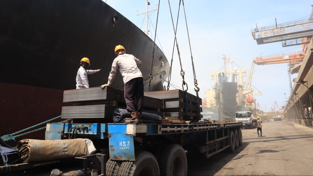 Katrol Penjualan 2022, Krakatau Steel Kapalkan 27 Ribu Ton Baja ke Pakistan