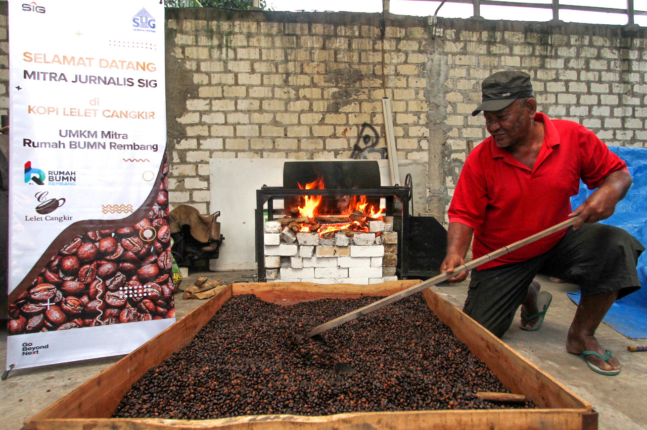 Senyum Vera Damayanti, Pemilik Usaha Kopi UD Cangkir UMKM Binaan Semen Gresik