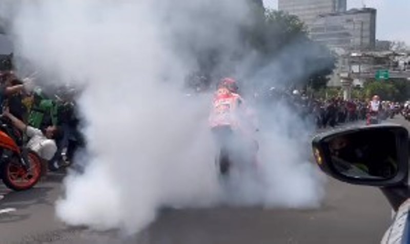 Ngeng…Ngeng…Ngeng! Pembalap Marc Marques Sukses Mencuri Perhatian Warga