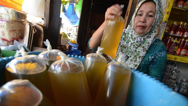Airlangga: HET Minyak Goreng Curah Dipertahankan, Yang Kemasan Harga Pasar