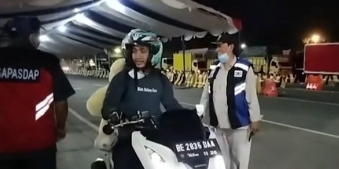 Tidak Punya Pacar, Sopian Pilih Mudik ke Lampung dengan Teddy Bear