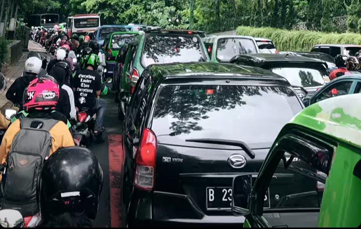 Wisatawan Membludak! Jalur Puncak Bogor Macet Parah
