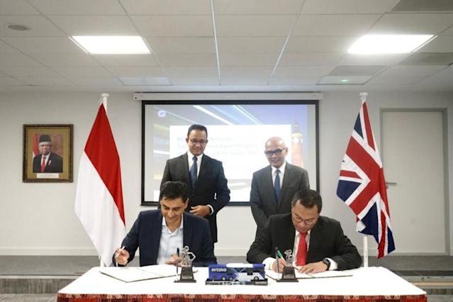 Di London Anies Baswedan Saksikan MoU Transjakarta dengan Produsen Bus Listrik Inggris