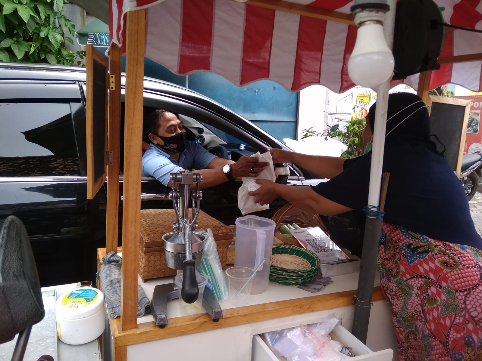 Kampung Kue di Surabaya, Jawa Timur yang dibangun Choirul Mahpuduah (53) contoh sukses UMKM BRI. dok. Ist. Sukses UMKM BRI, Wanita di Surabaya Bangun Komunitas Usaha Kampung Kue Omzet Puluhan Juta