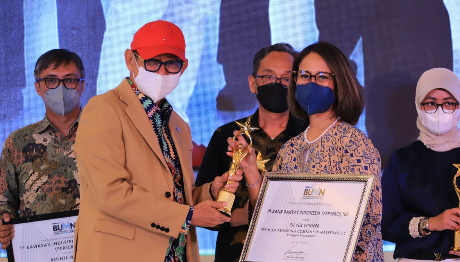 BRI dinobatkan sebagai Best of The Best BUMN dalam ”BUMN Entrepreneurial Marketing Awads 2022” oleh Markplus.INC, di Jakarta, Rabu, 18 Mei 2022. dok. Ist. Sukses Jalankan Transformasi, BRI Dinobatkan Jadi Best of The Best BUMN