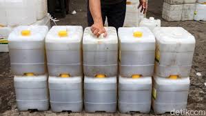 Minyak goreng curah sebelum dikemas dalam wadah plastik. dok. Detiknews. Aturan Baru Mendag, Produsen CPO yang tidak Ikut Program MGCR Dilarang Ekspor