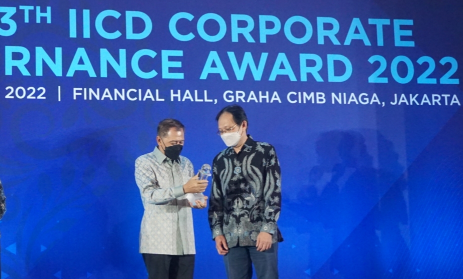 Vice Chairman Research IICD, Lukas Setia Atmaja (kanan) menyerahkan trofi penghargaan kategori Best Right of Shareholders kepada Direktur SDM dan Umum SIG, Agung Wiharto (kiri) di Graha CIMB Niaga, Jakarta, Jumat (27/5/2022). dok. Ist. SIG Raih Best Right of Shareholders di Ajang 13th IICD Corporate Governance Award 2022