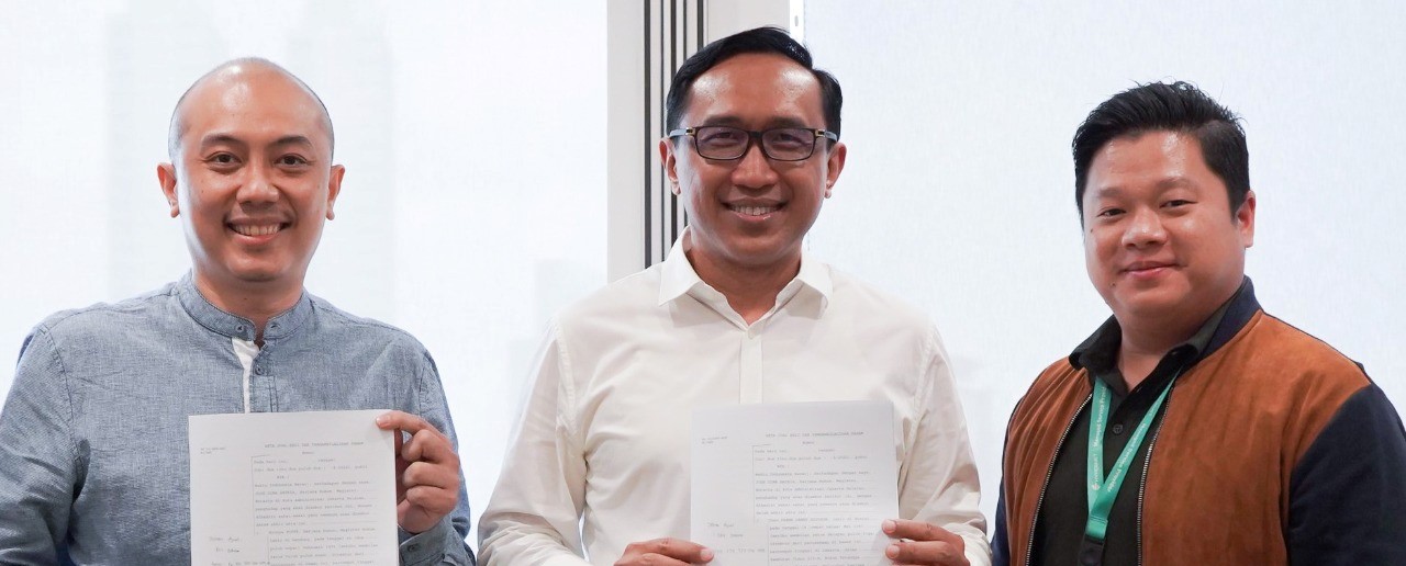 Direktur Ameisys Global Technologies, Frank Danny Hodyson (kiri), Direktur & Chief Finance Officer XL Axiata, Budi Pramantika (tengah) dan CEO PT Hipernet Indodata, Sudianto Oei. (kanan). dok. Ist..jpeg Proses Pengambilalihan Selesai, XL Axiata Resmi Miliki 51% Saham PT Hipernet Indodata