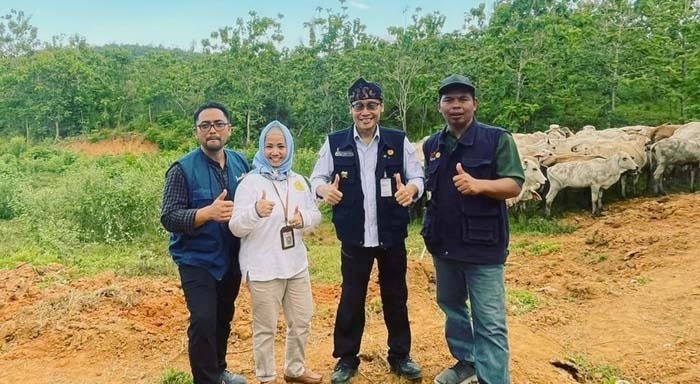 Kepala Badan Penyuluhan dan Pengembangan SDM Pertanian Kementan Dedi Nursyamsi (dua kanan). dok. Ist. Swasembada Pangan, Kementan Dukung Kebangkitan Petani Milenial Kalimantan