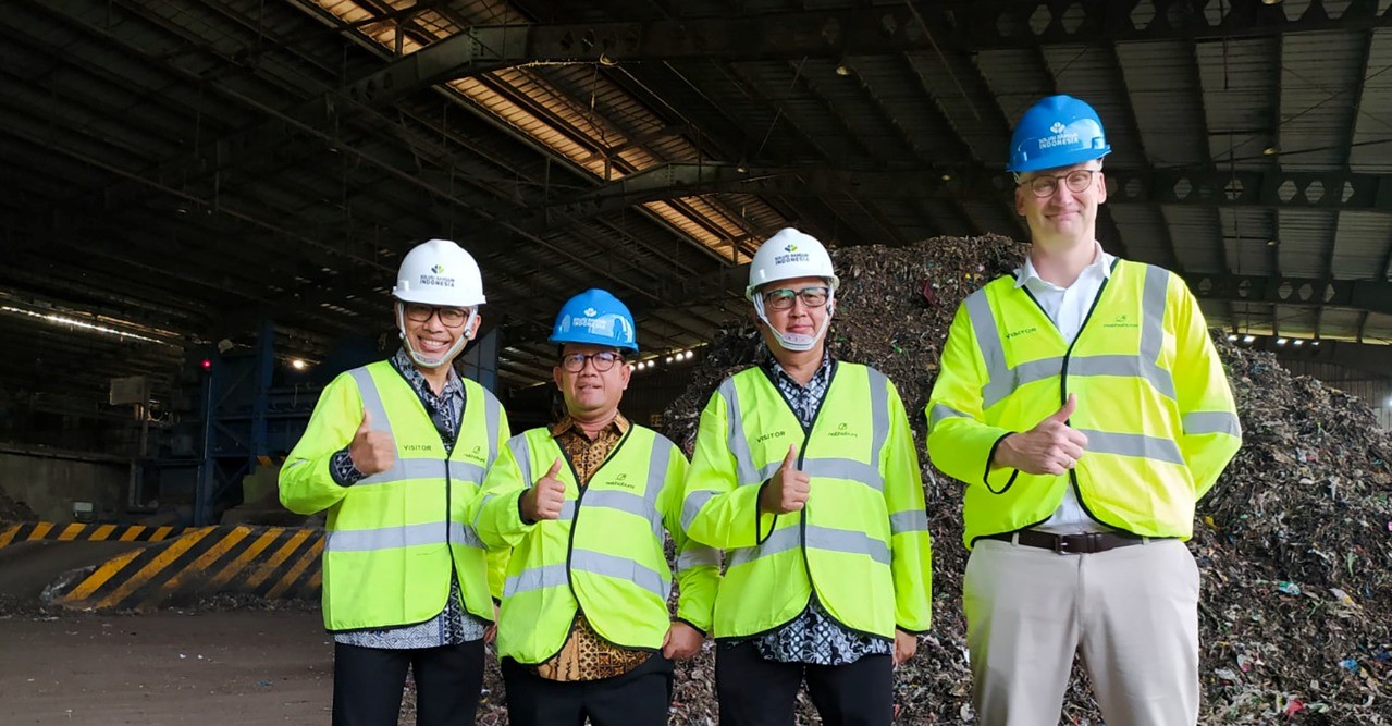 Direktur Manufacturing SBI, Soni Asrul Sani, Ketua Komisi VII DPR, Sugeng Suparwoto, Direktur Utama SBI, Lilik Unggul Raharjo, dan Duta Besar Denmark, H.E. Lars Bo Larsen (kanan),saat kunjungan di fasilitas pengolahan sampah menjadi bahan bakar alternatif (RDF) di Cilacap, Jawa Tengah, Jumat (3/6/2022). dok. ist. Dubes Denmark Kunjungi SBI dan Fasilitas Pengelolaan Sampah jadi RDF di Cilacap