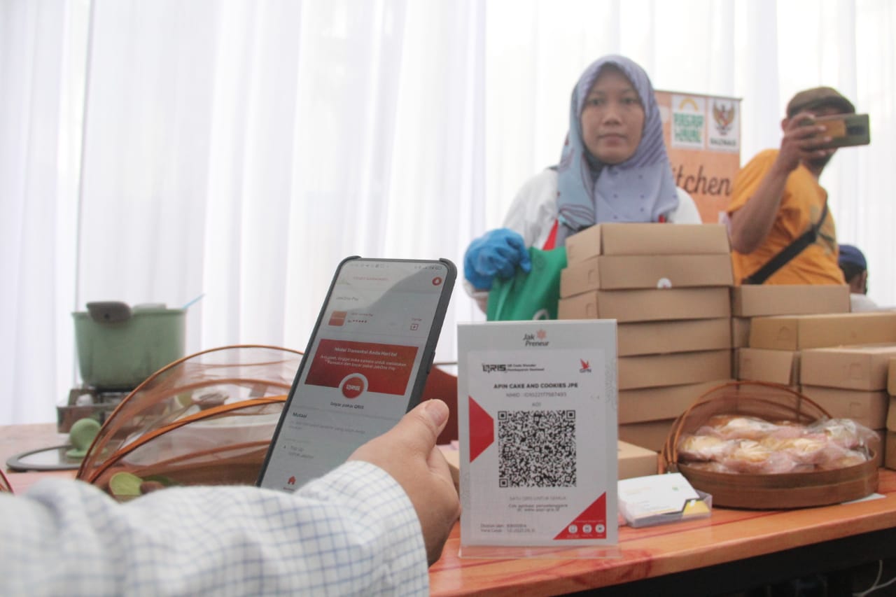 Lewat gelaran Formula E Jakarta 2022, nasabah dan masyarakat dapat merasakan pengalaman bertransaksi secara nontunai melalui aplikasi JakOne Pay pada Food Festival UMKM. dok. ist. Formula E Jakarta 2022, Pengunjung Manfaatkan Stand Aplikasi JakOne Pay Bank DKI