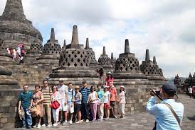 Para turis berfoto di Candi Borobudur. dok. Republika. Tenanglah! Tiket Masuk Candi Borobudur Tetap Rp50 Ribu, Kecuali…