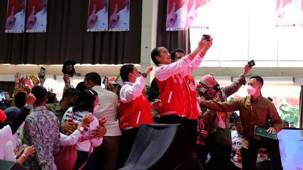 Silaturahim dengan Relawan Tim 7, Presiden Ungkap Besarnya Beban Subsidi