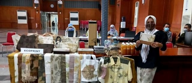Ida Rosita perempuan asal Surabaya, Jatim, menjadi pengusaha fesyen dengan produk ecoprint. dok. Ist. Perempuan Pengusaha Binaan BRI, Dulang Untung dari Usaha Ecoprint