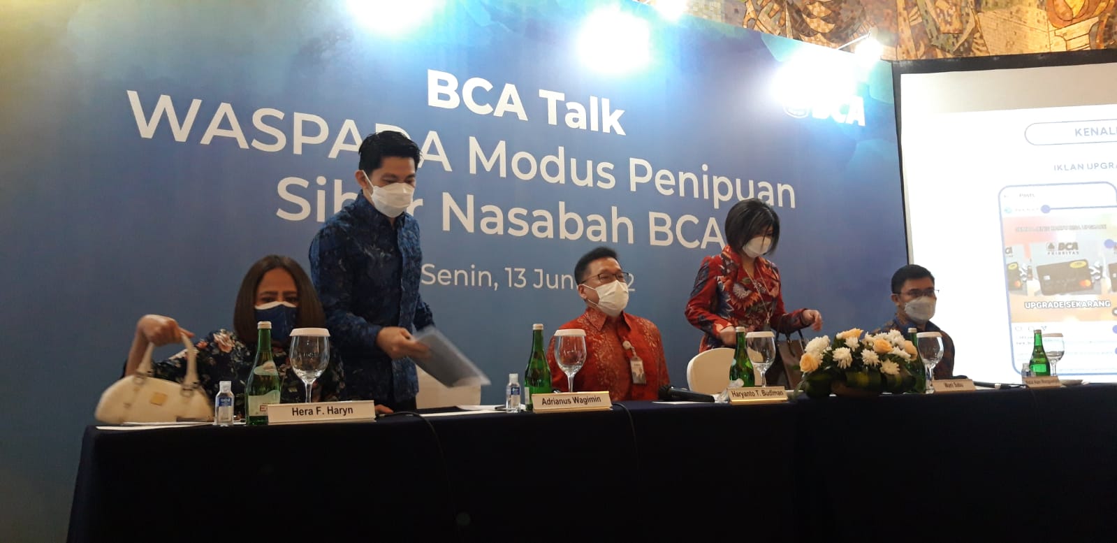 EVP Transaction Banking Business Development BCA, I Ketut Alam Wangsawijaya, EVP Center of Digital BCA, Wani Sabu, Direktur BCA, Haryanto T. Budiman, EVP Secretariat & Corporate Communication BCA, Hera F. Haryn, dan EVP Individual Customer Business Development BCA, Adrianus Wagimin berbincang usai jumpa pers BCA Talk, di Jakarta, Senin (13/6/2022). dok. Ist. WASPADA Penipuan Penawaran Upgrade Menjadi Nasabah BCA Solitaire dan Prioritas