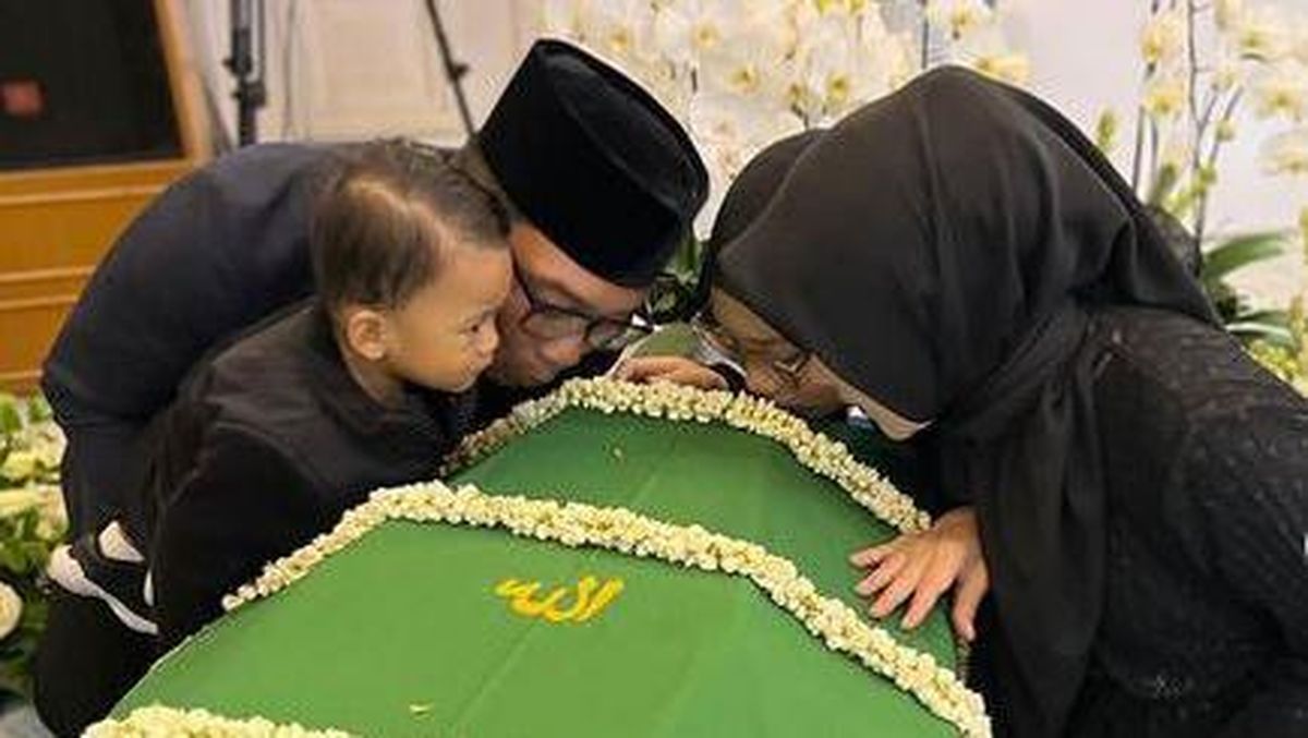 Gubernur Jabar Ridwan Kamil sekeluarga mencium peti jezah Emmeril Kahn Mumtadz (Eril). dok. Humas Pemprov Jabar. Instagram @Ataliapr. Cerita Istri Ridwan Kamil Soal Pelukan Terakhir Putrinya untuk Peti Jenasah Eril