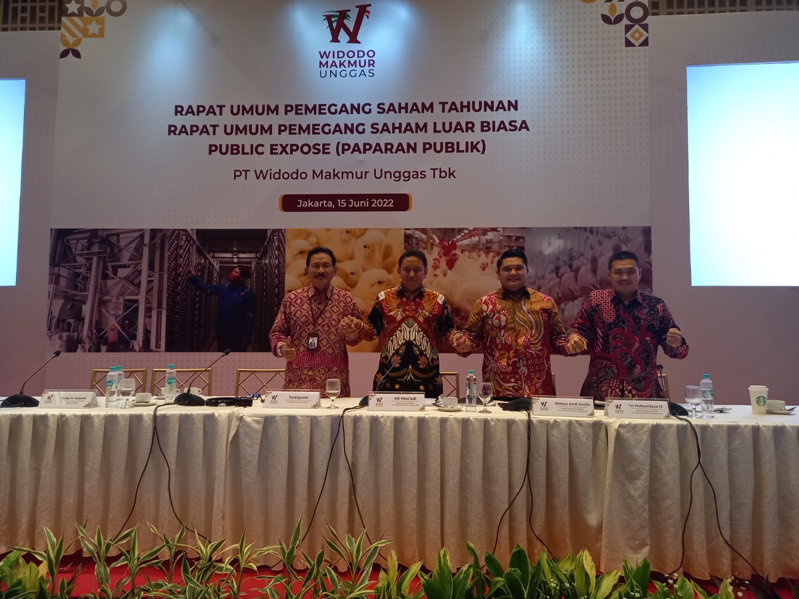 Jajaran manajemen PT Widodo Makmur Unggas Tbk, kiri-kanan Presiden Komisaris Tumiyono, CEO Ali Mas'ad, Direktur keuangan Wahyu Andi Susilo dan Direktur Maret Tri Mahawijaya H. Foto/Rizki Capex Terserap 25 Persen, Widodo Makmur Unggas (WMUU) Resmi Tebar Dividen Rp20 Miliar
