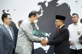 Dilantik Sebagai Menteri Perdagangan, Presiden Minta Zulhas Turun Lapangan Urus Pangan