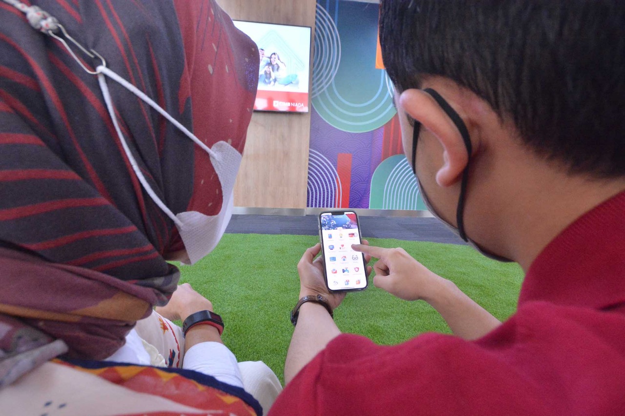 Nasabah melakukan pembayaran hewan kurban melalui Super App OCTO Mobile di Jakarta, Kamis (16/6/2022). dok. Ist. CIMB Niaga Syariah Fasilitasi Bayar Kurban melalui OCTO Mobile