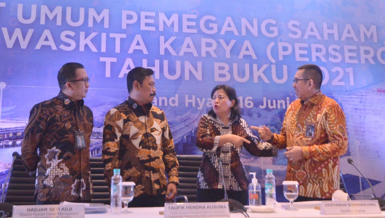 Dari kiri, Bambang Rianto Direktur Operasi, Pasek Senjaya, Direktur Operasi Waktu, Nora Asisten Deputi bidang Infrastruktur, Destiawan Soewardjono direktur utama. dok. Ist. Waskita Karya (WSKT) Selenggarakan Rapat Umum Pemegang Saham Tahunan 2021