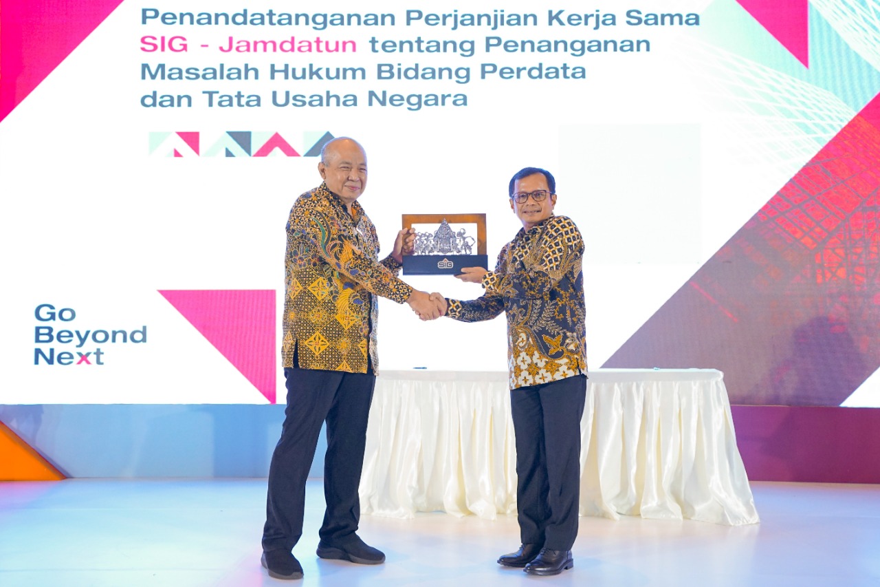 Direktur Utama SIG, Donny Arsal (kanan) memberikan cinderamata kepada Jaksa Agung Muda Bidang Perdata dan Tata Usaha Negara, Feri Wibisono pada acara penandatanganan kerja sama penanganan masalah hukum perdata dan tata usaha negara di Hotel Fairmont, Jakarta, Kamis (23/6/2022). dok. ist.. SIG Kerja Sama JAMDATUN Tingkatkan Efektivitas Penanganan dan Penyelesaian Masalah Hukum