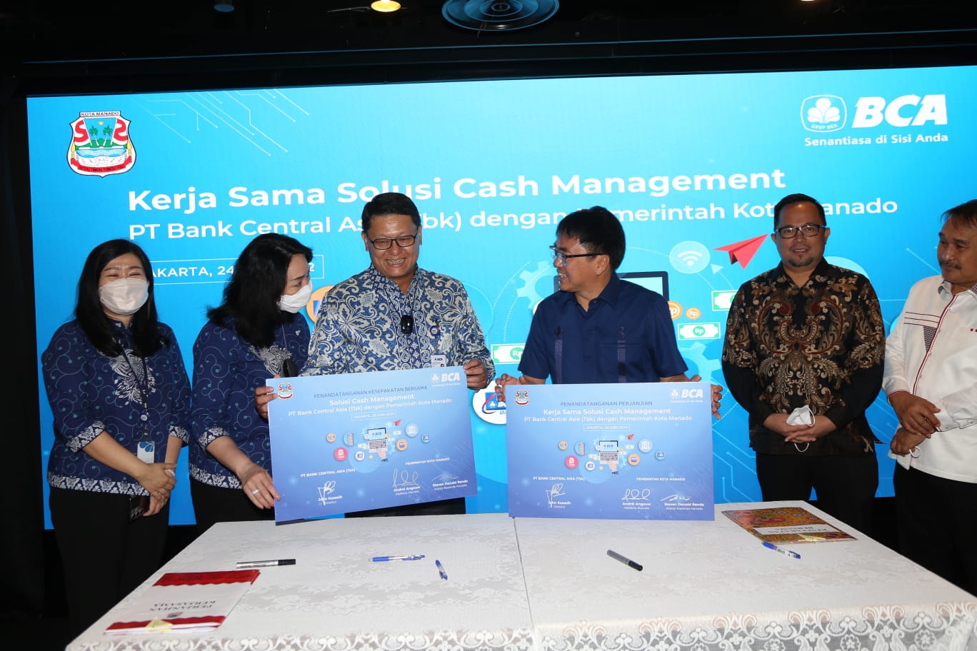 Perjanjian Kerja Sama Solusi Cash Management BCA dengan Kota Manado di Menara BCA, Jumat (24/6/2022). dok. Ist. Kolaborasi BCA-Pemkot Manado Hadirkan Solusi Pembayaran Pajak dan Retribusi Daerah