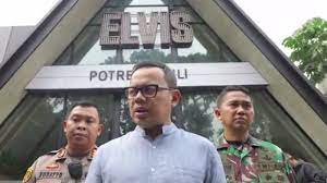 Wali Kota Bogor Bima Arya Sugiarto di depan Kafe Elvis. dok. Detiknews..jpg Holywings Bogor, tak ada Promo Muhammad dan Maria, Adanya Minuman Alkohol di Atas 5%