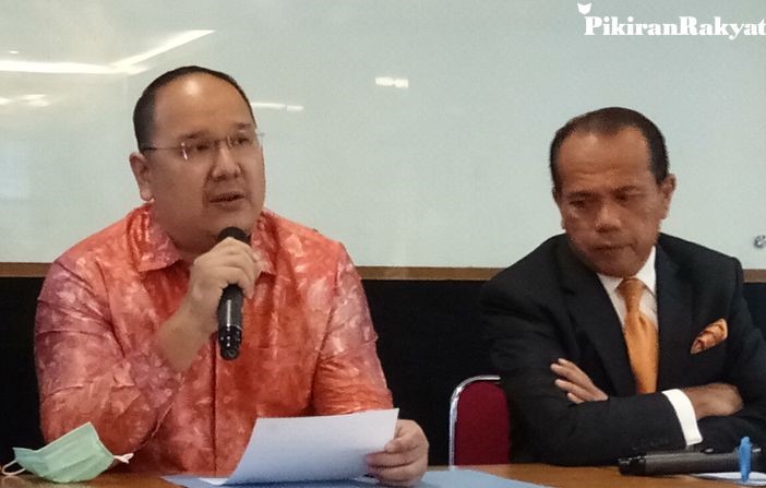 Henry Surya, Pendiri KSP Indosurya Cipta (kiri) ditemani Kuasa Hukumnya Juniver Girsang memberikan keterangan pers di Graha Surya, Jakarta. dok. Pikiran Rakyat. Senyum Bos KSP Indosurya Belum Lepas, Penyidikan Kasus Investasi Bodong Jalan Terus