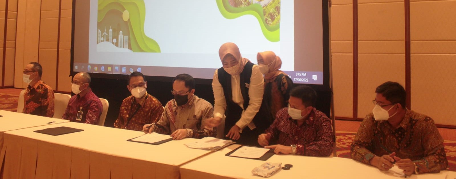 PT Sawit Sumbermas Sarana Tbk (SSMS) menandatangani kesepakatan pembiayaan sindikasi yang dipimpin oleh 2 Bank nasional yaitu PT Bank Rakyat Indonesia (Persero) Tbk (BBRI) dan PT Bank Syariah Indonesia (Persero) Tbk (BRIS), di Hotel Ritz Carlton SCBD Jakarta, 27 Juni 2020. dok. SSMS. Buyback Global Bond, Sawit Sumbermas Sarana (SSMS) Raih Pembiayaan Sindikasi Rp3,6 Triliun