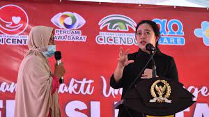 Ketua DPR RI Puan Maharani, dan seorang ibu. dok. VOI.id. RUU KIA, Inisiatif DPR Usul Hak Cuti 40 Hari bagi Pekerja yang Istrinya Melahirkan
