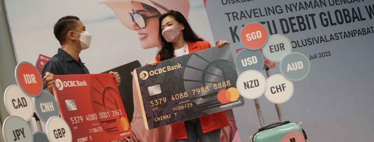 Kenny Santana (kiri), Travel Enthusiast dan Chinni Yanti, Personal Banking Tribe Leader & Retail Proposition Head Bank OCBC NISP dalam acara peluncuran Kartu Debit Global Wallet di Jakarta, Rabu, 6 Juli 2022. dok. ist. Liburan Mudah dan Aman dengan Kartu Debit Global Wallet OCBC NISP