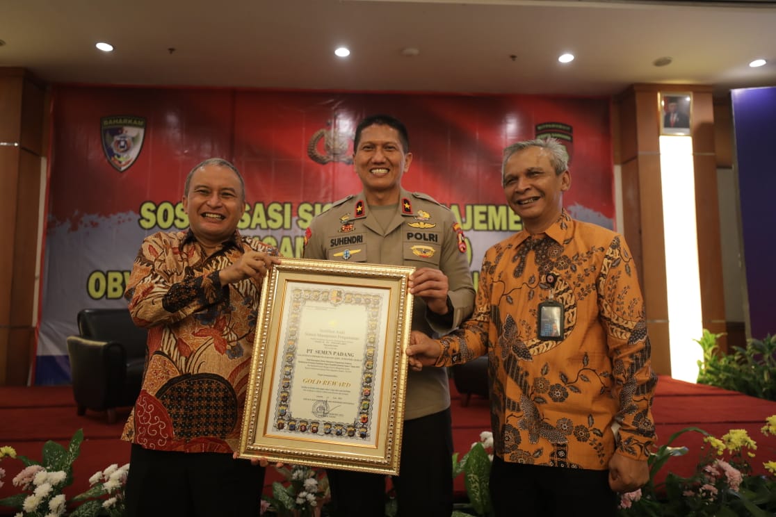 PT Semen Padang meraih sertifikat Gold Reward Sistem Manajemen Pengamanan (SMP) Objek Vital Nasional (Obvitnas) dari Kapolri Jenderal Listyo Sigit Prabowo, di Jakarta, Kamis (7/7/2022). Penyerahan sertifikat oleh Kapolri yang diwakili Kakorsabhara Baharkam Polri Irjen. Drs. Priyo Widyanto, MM kepada Direktur Utama PT Semen Padang Asri Mukhtar. dok. ist. Semen Padang Raih Sertifikat Gold Reward SMP Obvitnas dari Kapolri