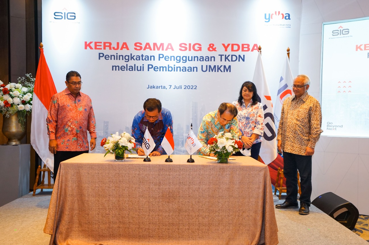Direktur Utama SIG Donny Arsal (kedua kiri) dan Ketua Pengurus YDBA, Sigit Prabowo Kumala (ketiga kiri) menandatangani perjanjian kerja sama dalam peningkatan penggunaan TKDN melalui pembinaan UMKM, di Hotel Sheraton, Jakarta, pada Kamis (7/7/2022). dok. ist. SIG dan YDBA Berkolaborasi Dukung P3DN Melalui Pembinaan UMKM