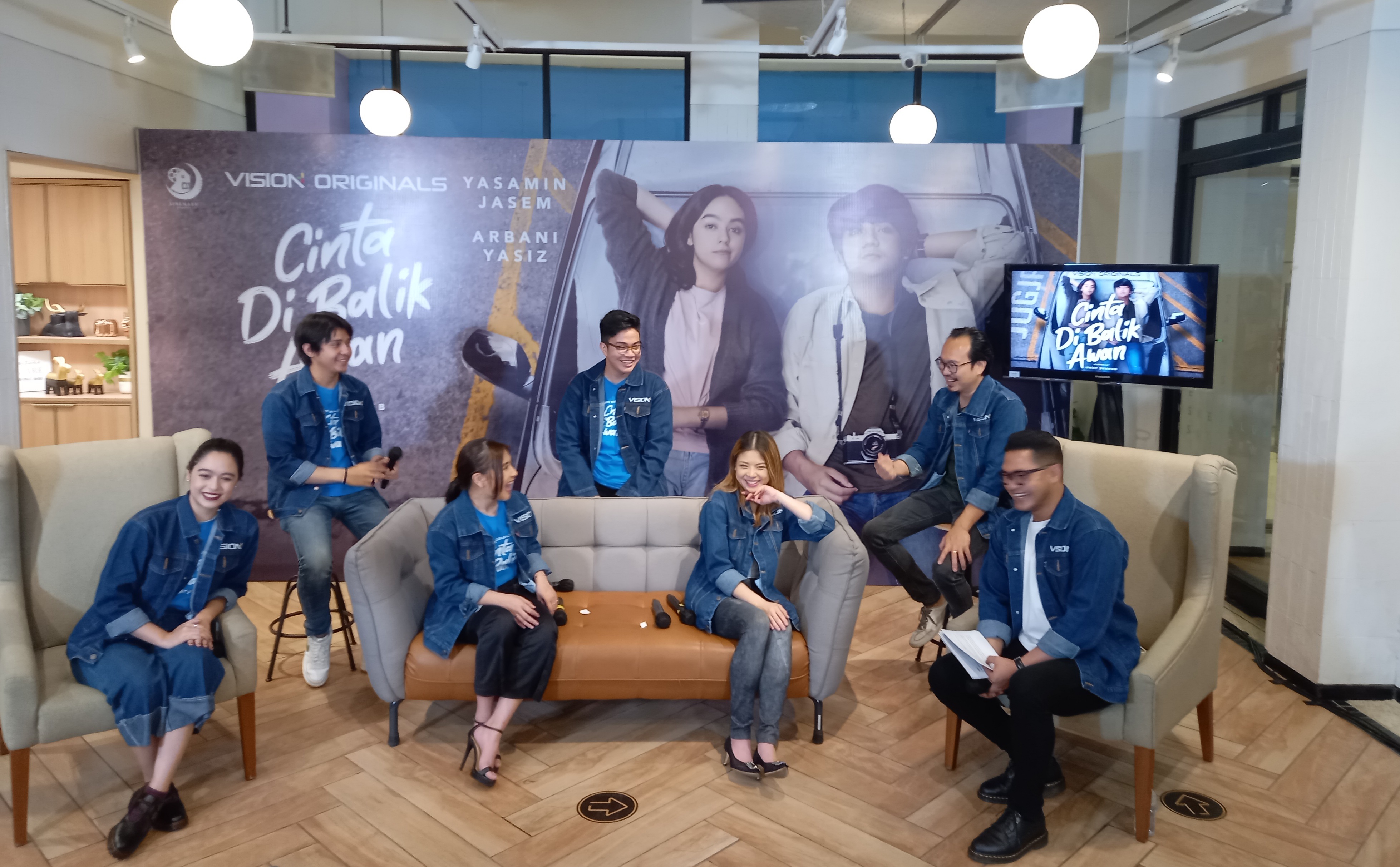 Balik Awan Prilly Latuconsina (dua kiri), Pemeran Lara, Yasamin Jasem, Director Cinta di Balik Awan, Umay Shahab, Arbani Yasiz disela Press Conference Vision+ Original Series Cinta di Blik Awan Di Jakarta, Kamis (7/7/2022). Foto/Rizki Cinta di Balik Awan, Film Baru Karya Prilly Latuconsina, Umay Shahab dan Vision+ Original