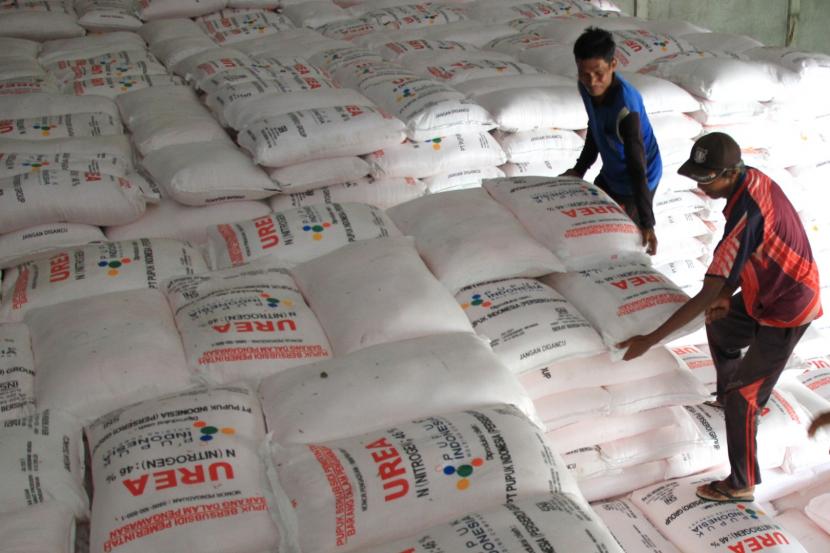 Pupuk dalam gudang penyimpanan. dok. Republika..jpg Pemerintah Siapkan Subsidi Pupuk Rp25 Triliun, Untuk 16 Juta Petani 9 Komoditas
