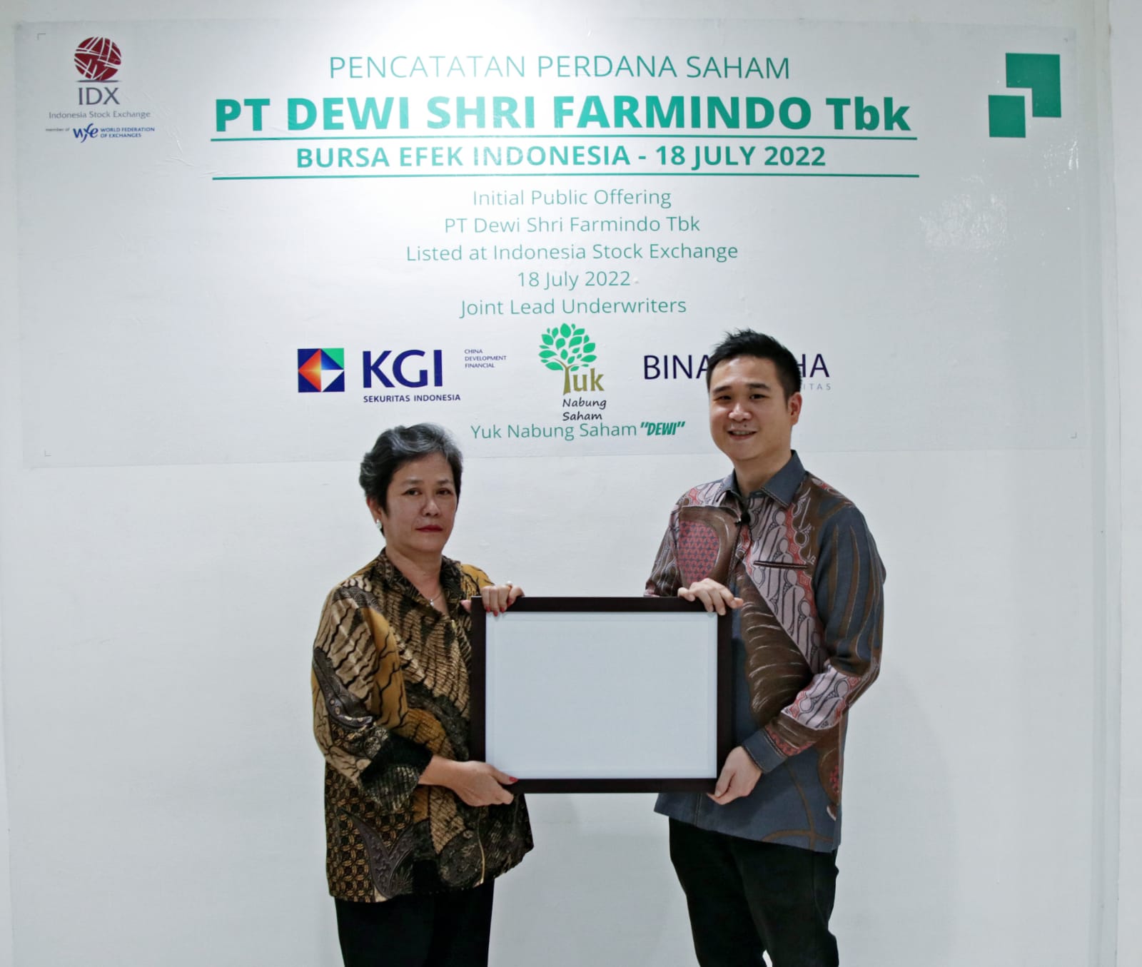 PT Dewi Shri Farmindo Tbk hari ini resmi melantai di Bursa Efek Indonesia (BEI) sebagai emiten ke 26 di tahun 2022 Listing Perdana Dewi Shri Farmindo (DEWI) Langsung Disambut Aksi Beli Investor