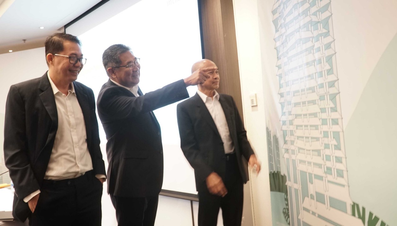 Wakil Komisaris Utama dan Komisaris Independen PT Intiland Development Tbk Thio Gwan Po Micky (tengah) berbincang-bincang dengan Archied Noto Pradono Direktur Pengelolaan Modal & Investasi (Kiri) dan Suhendro Prabowo Wakil Direktur Utama dan Chief Operating Officer Intiland, usai penyelenggaraan RUPS Tahunan di Jakarta, Rabu (20/7/2022). dok. ist. RUPST Intiland Development (DILD) Angkat Moedjianto Soesilo Tjahjono jadi Wadirut